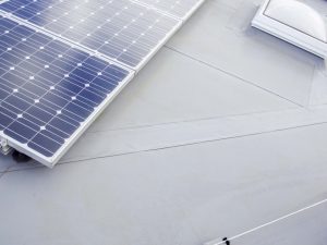 Photovoltaik-Anlagen auf einer SCHEDETAL-Dachabdichtung.